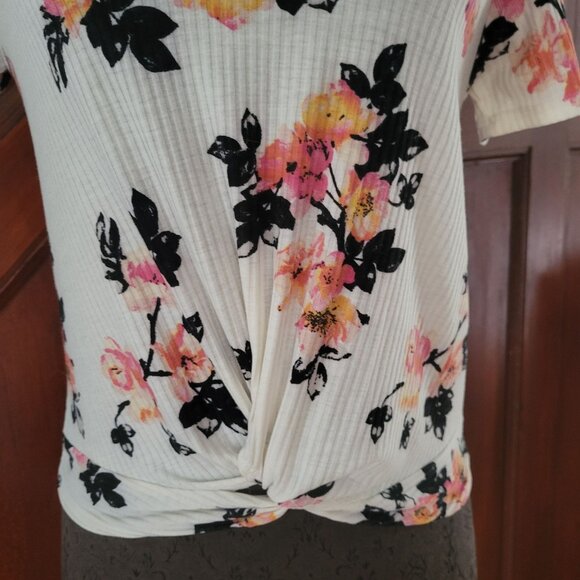 Wishful Park Floral Knot Front Ribbed Short Sleeve Top M Cotton/Polyester White - Picture 3 of 6
